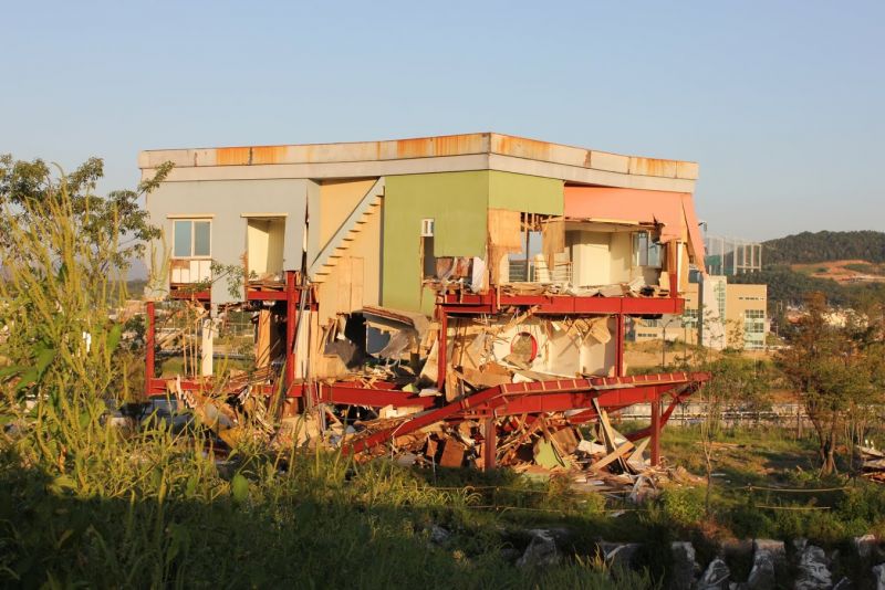 파일:거꾸로 하우스 철거사진.JPG